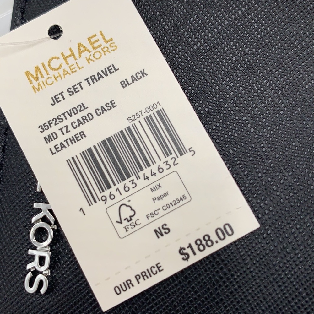 MICHAEL KORS
Jet Set Travel Medium Top Zip Leather Card
Case Wallet
BLACK NWT - Picture 10 of 10